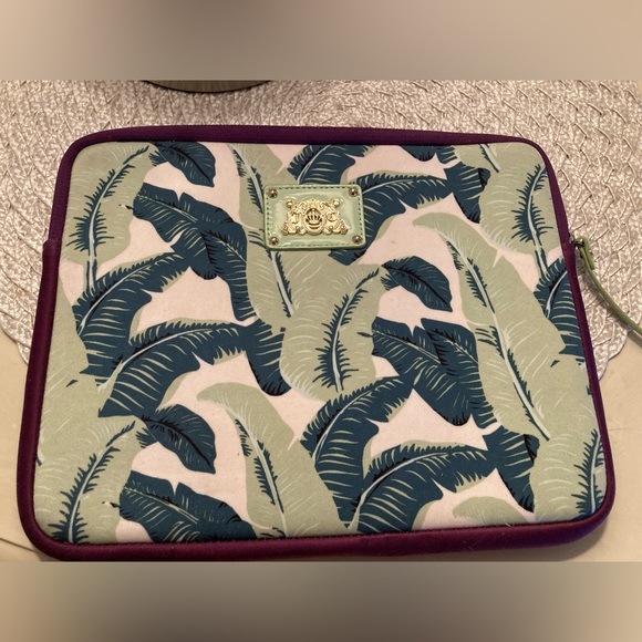 Juicy Couture Other - Juicy Couture IPad carrier!